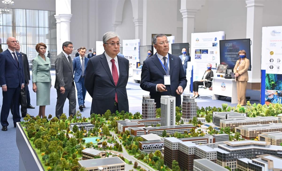 托卡耶夫总统视察哈萨克斯坦国立大学